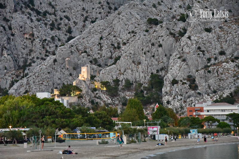 Velika plaža na pozadini tvrđave Mirabela u podnožju planine Peovica. City beach against the backdrop of the Mirabela fortress at the foot of Mount Peovica