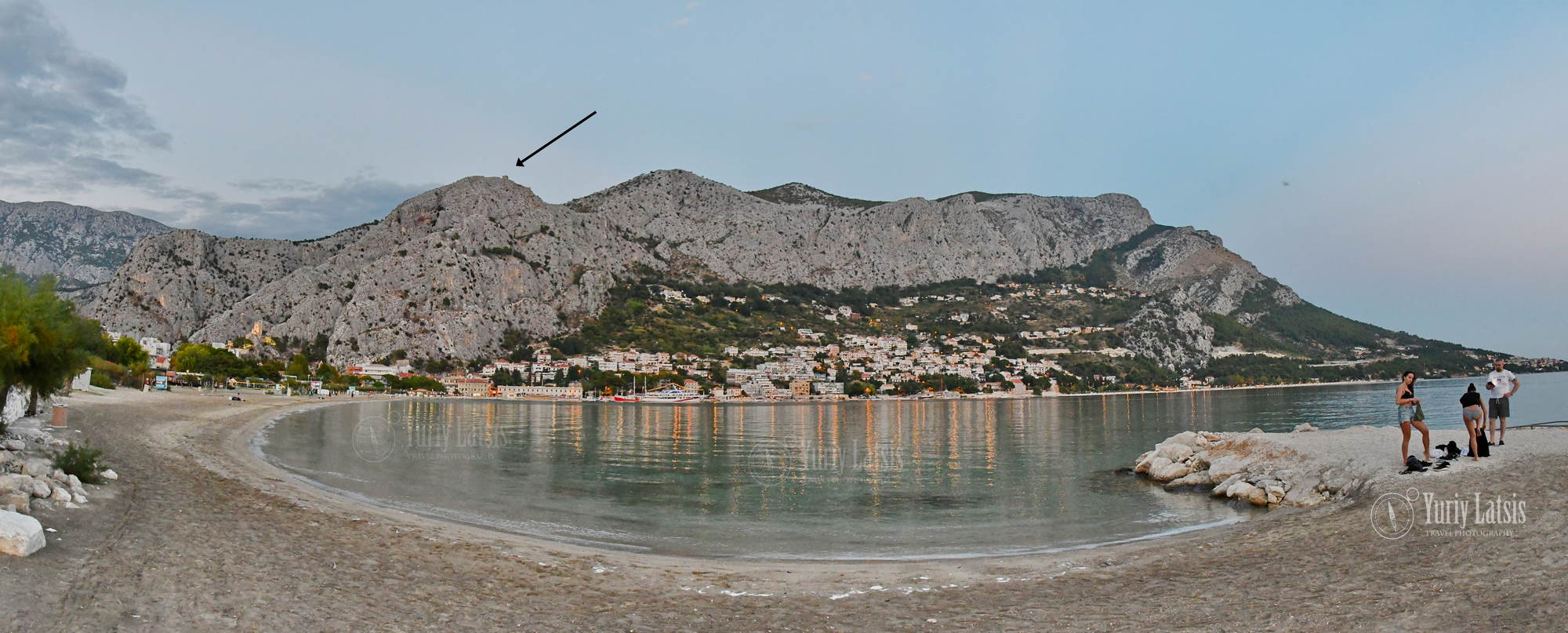Big city beach (Velika plaza), Omiš. The arrow indicates where Fortica Fortress is located. See above for a larger fragment.
